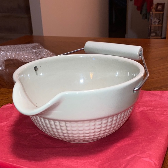 NWOT…..Cream Ceramic Mixing Bowl with Handle - Picture 4 of 5